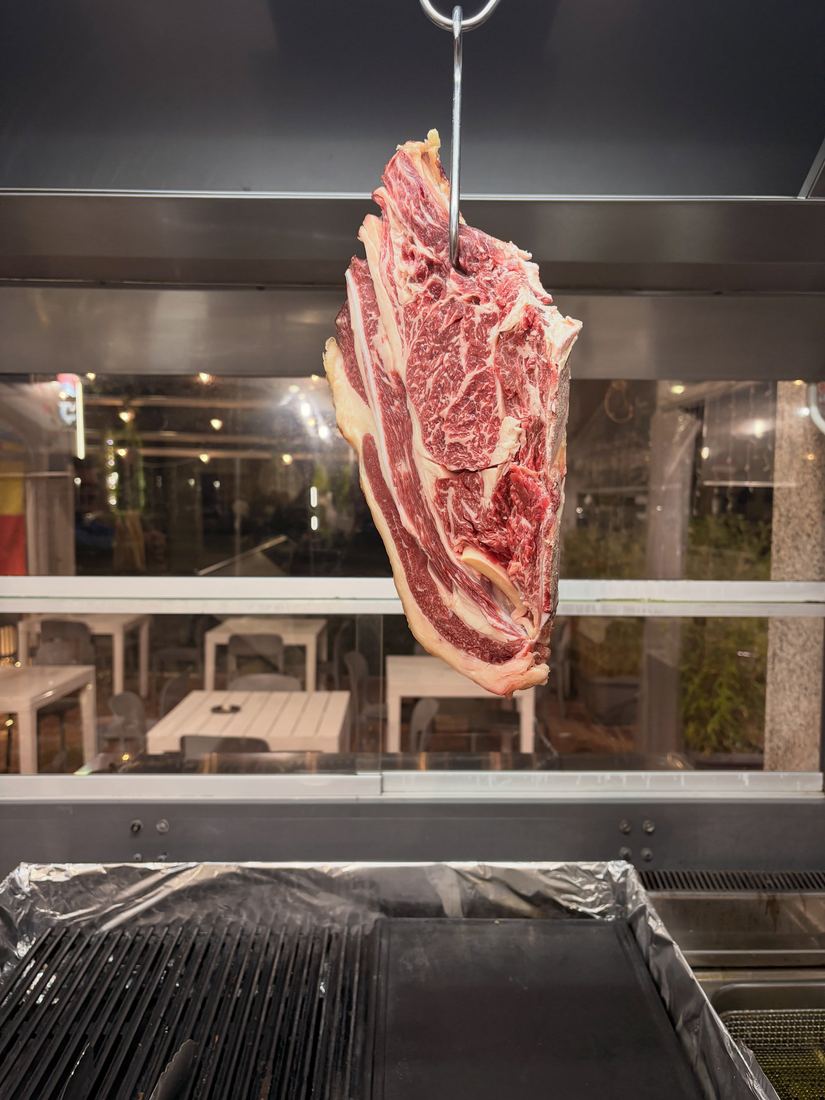 Una costata appesa in sala, sopra la griglia