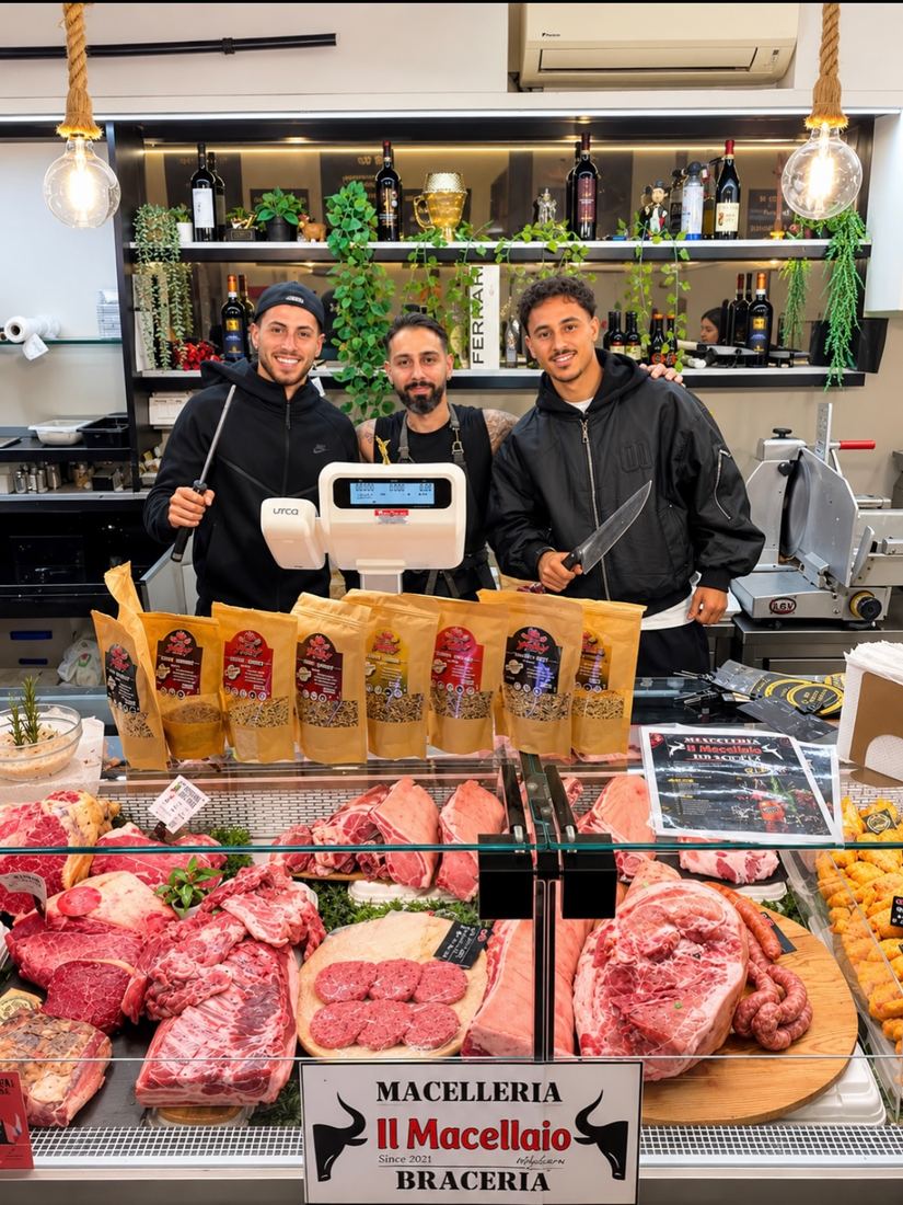 Lo staff del Macellaio dietro il banco della macelleria